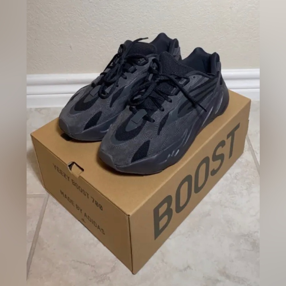 Yeezy Boost 700 V2 Black size 7